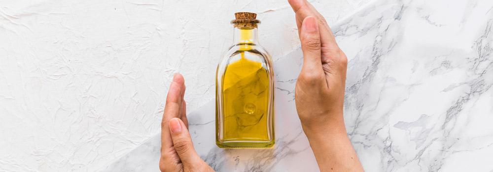 Aceite de oliva entre manos