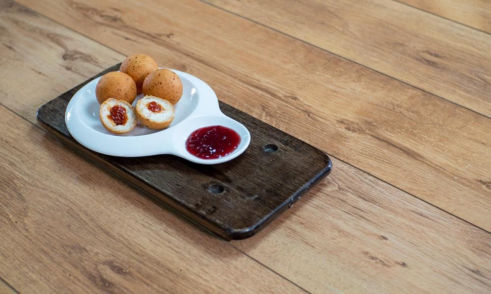 buñuelos navideños en plato