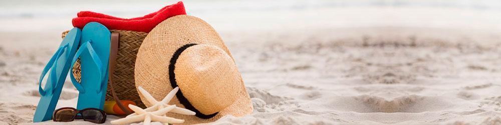 elementos de turistas en playa de colombia