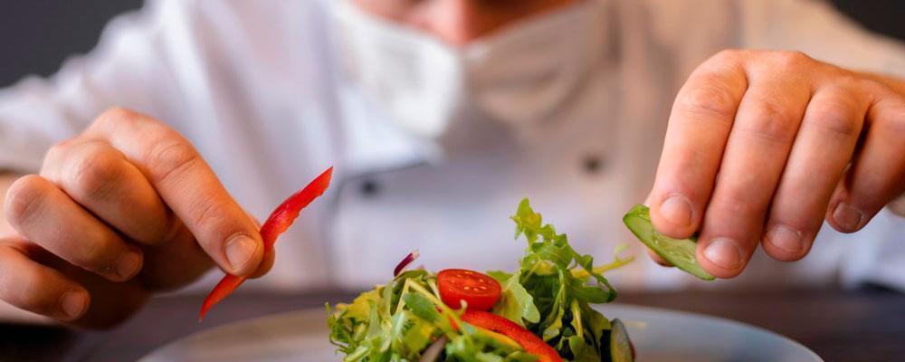 chef preparando plato