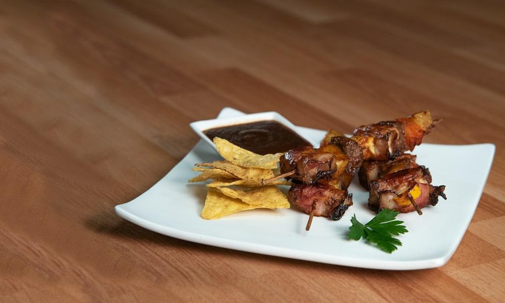 Brochetas mixtas de res pollo BBQ