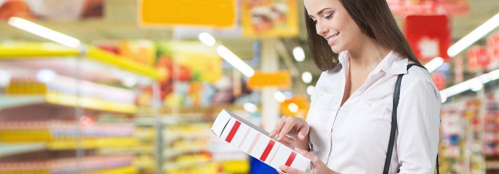 mujer revisando etiqueta de la caja